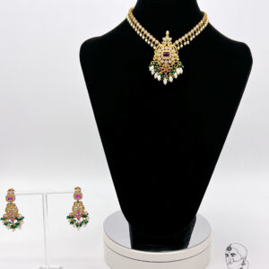 Exquisite Gold Gemstone Pendant Set